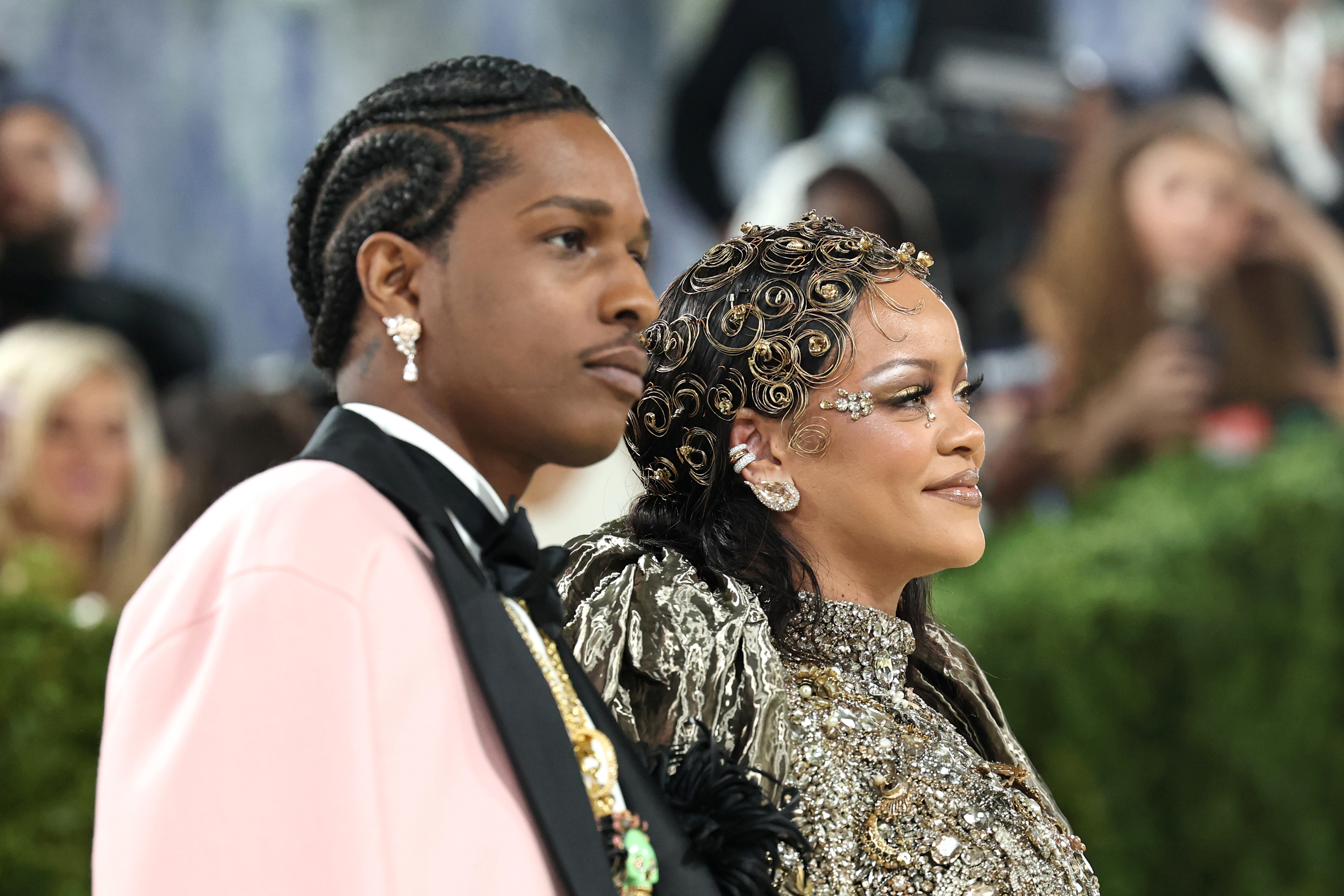 <p>Риана пристига с модно закъснение, придружена от A$AP Rocky.</p>