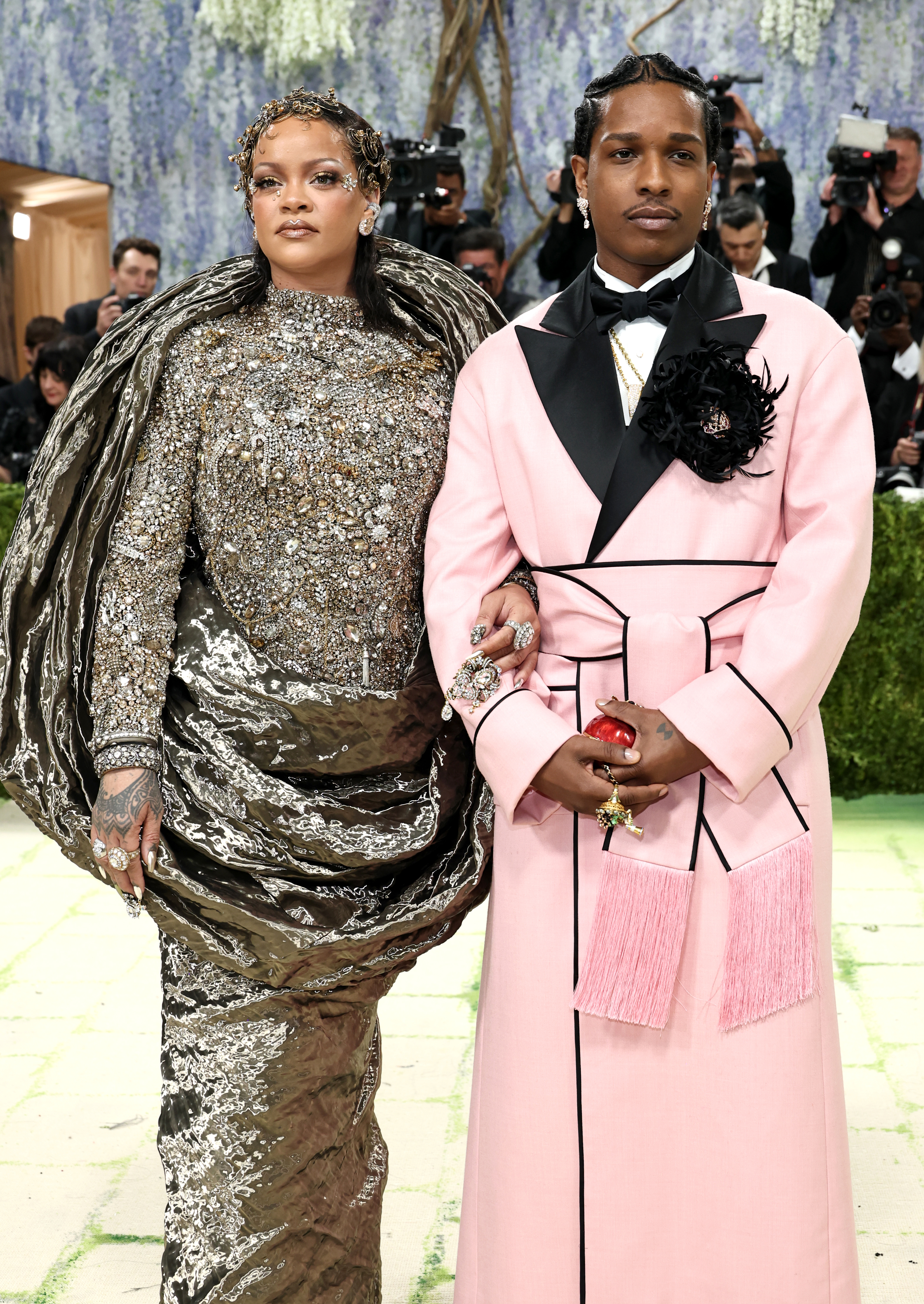 <p>Риана пристига с модно закъснение, придружена от A$AP Rocky.</p>