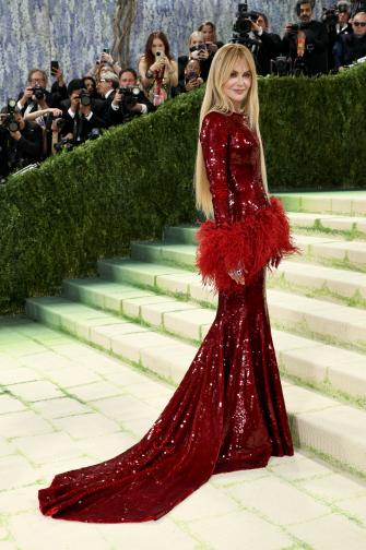 Никол Кидман блести в червено на Met Gala