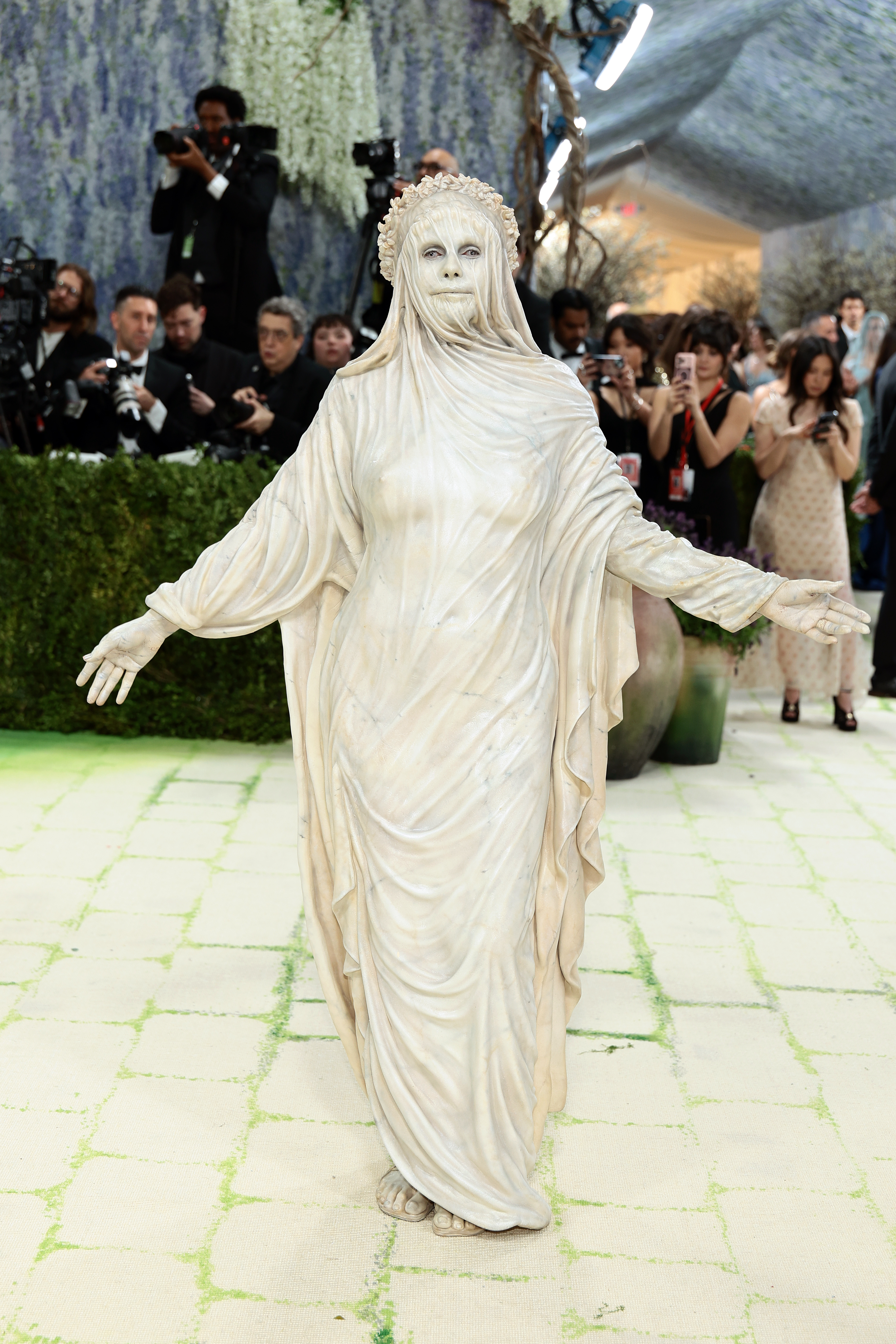 <p>Хайди Клум шокира с артистична мраморна визия на Met Gala.</p>