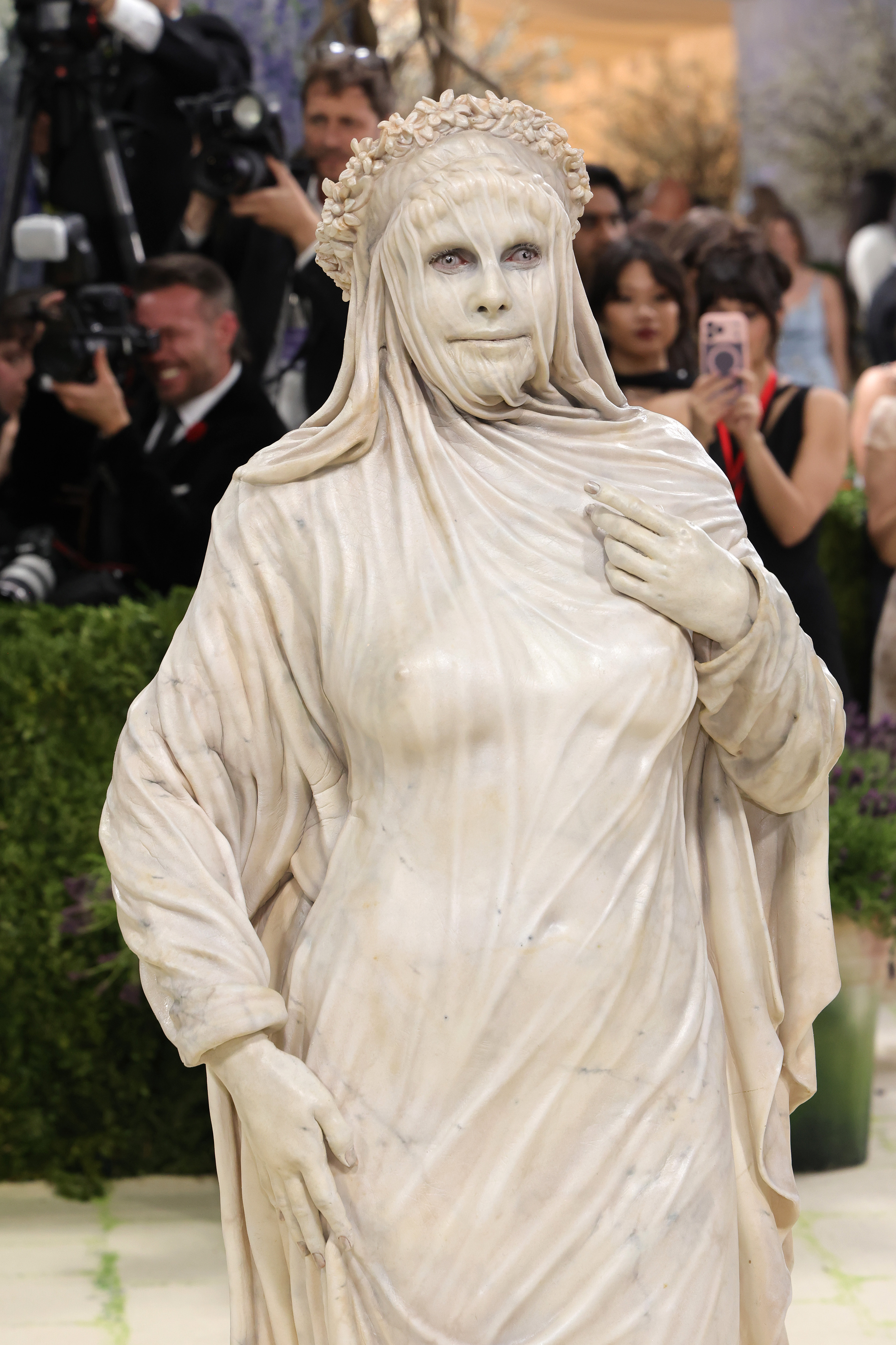 <p>Хайди Клум шокира с артистична мраморна визия на Met Gala.</p>