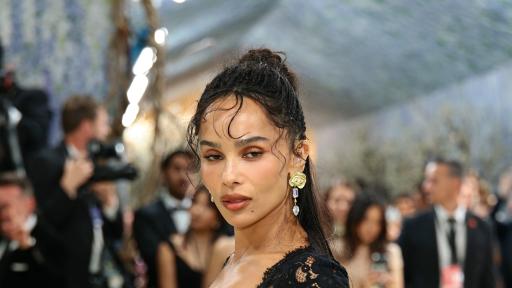 https://m3.netinfo.bg/media/images/51316/51316525/512-288-zoui-kravic-v-cherna-dantela-na-met-gala-na-fona.jpg