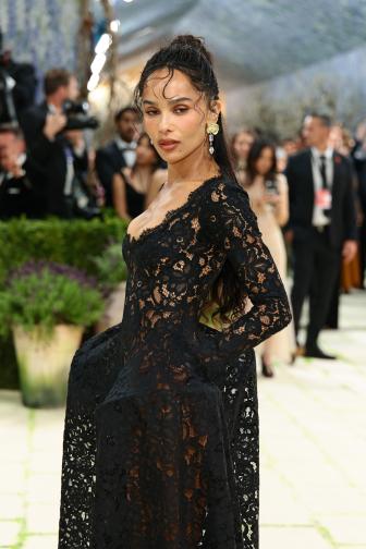 Зоуи Кравиц в черна дантела на Met Gala на фона