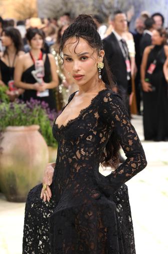 Зоуи Кравиц в черна дантела на Met Gala на фона