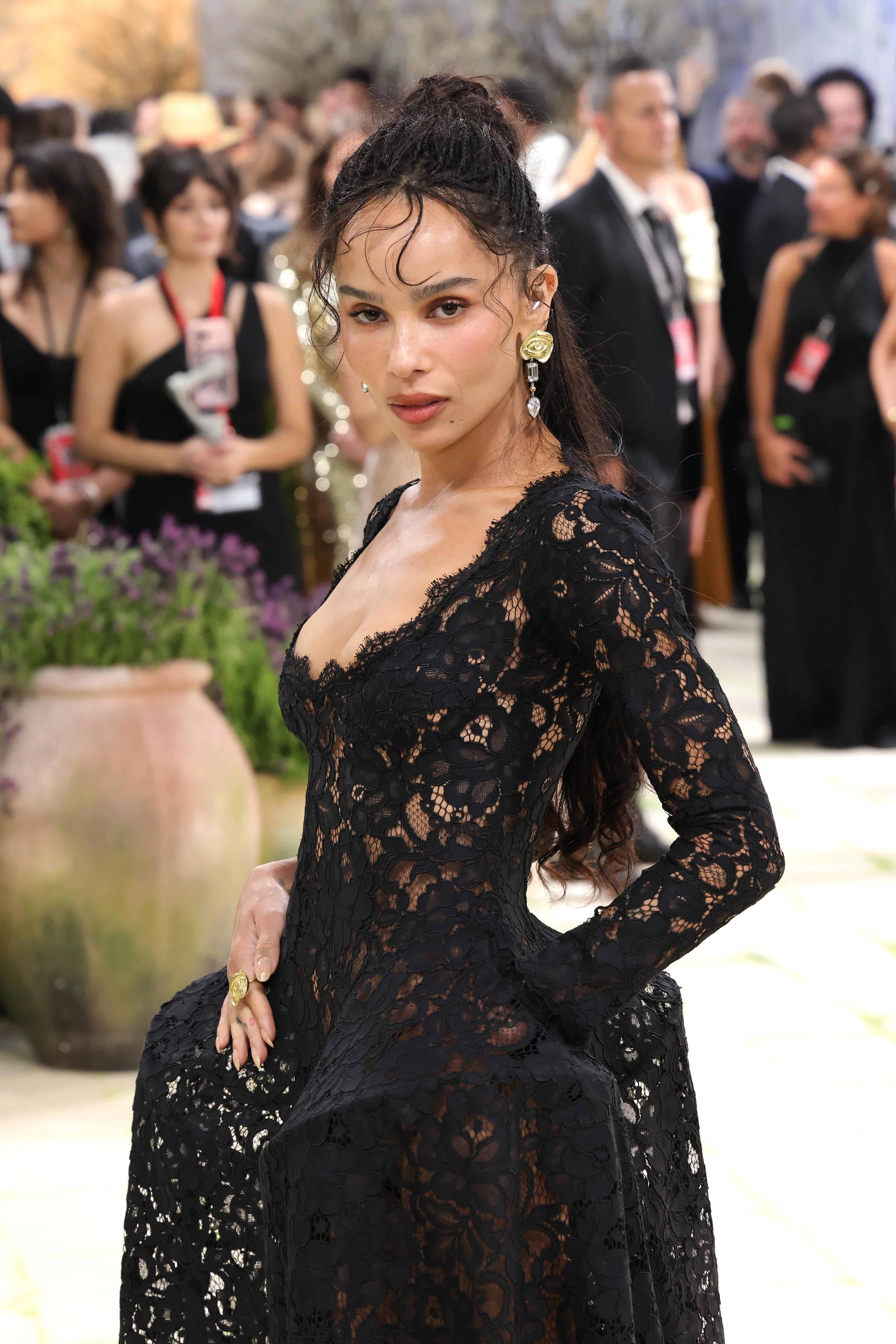 Зоуи Кравиц в черна дантела на Met Gala на фона на слухове за годеж.