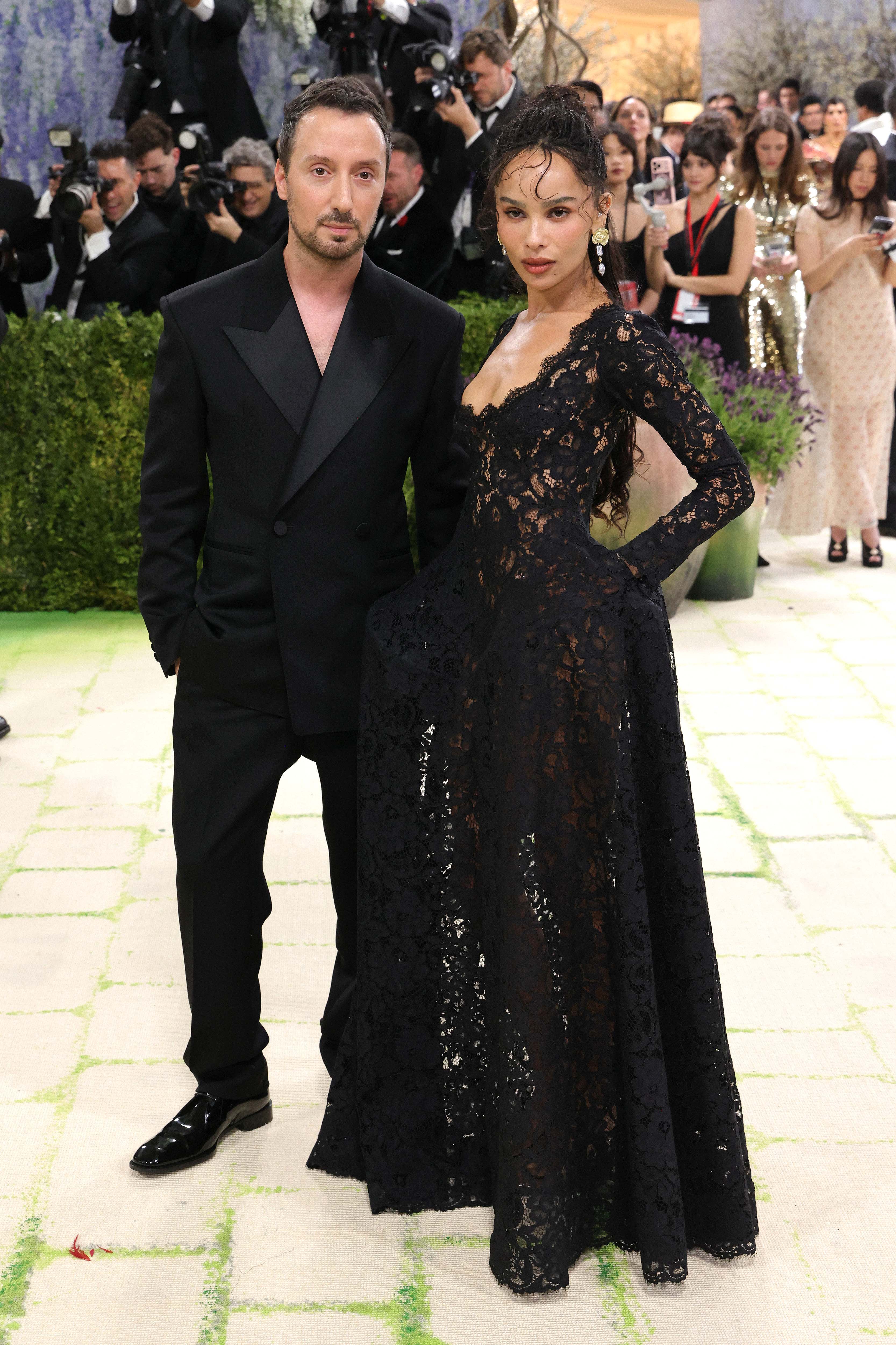 Зоуи Кравиц в черна дантела на Met Gala на фона на слухове за годеж.