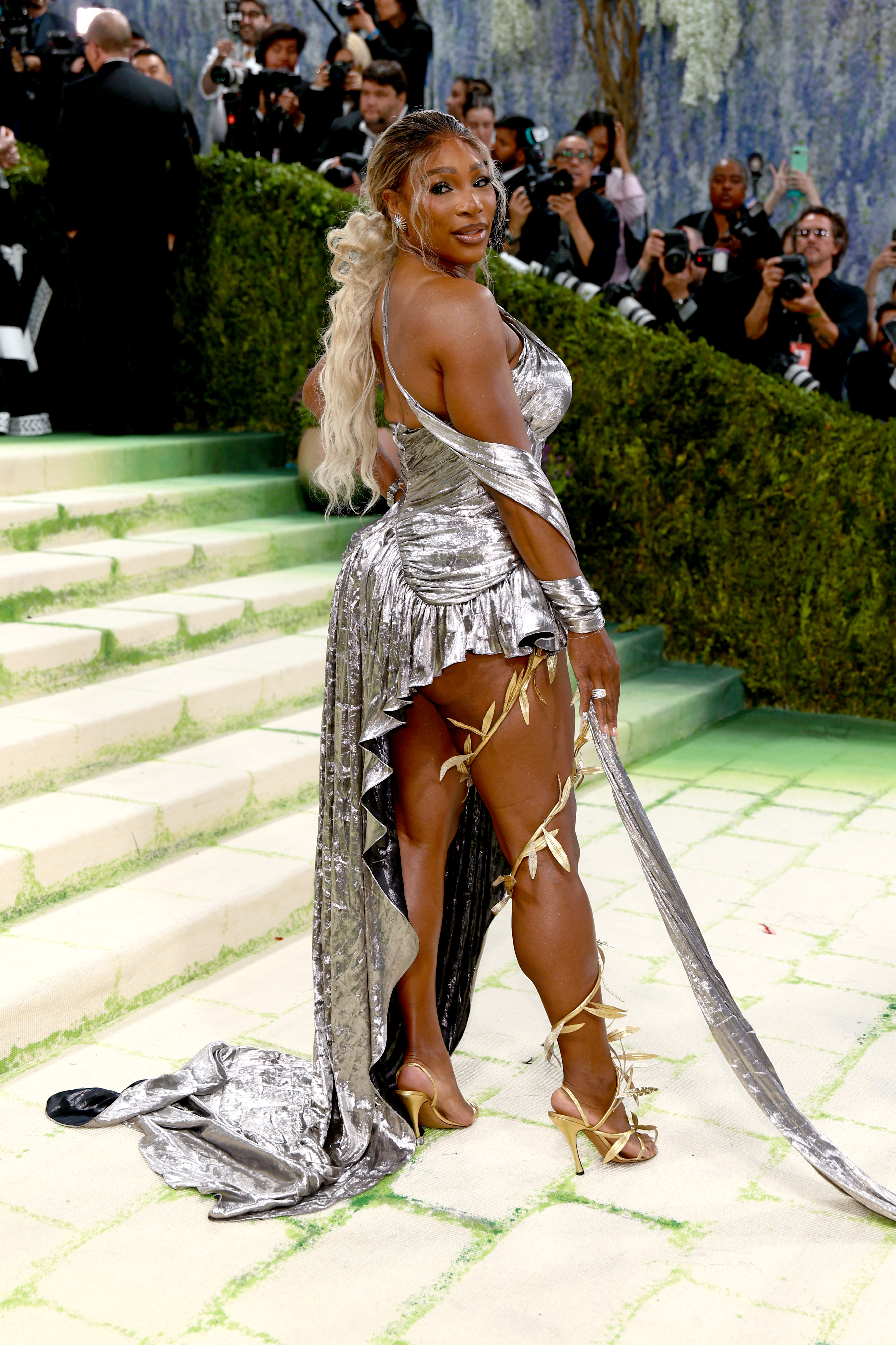 <p>Серина Уилямс блести в сребърна визия на Met Gala.</p>