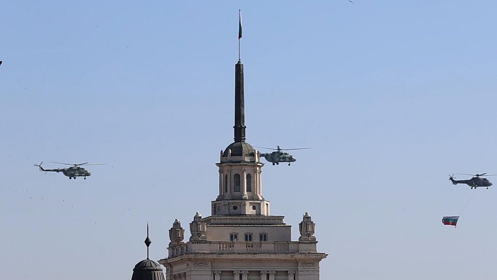 <p>Военни самолети и вертолети прелетяха над София по време на генералната репетиция за утрешния празник на Българската армия.</p>
