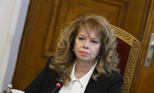 <p>Йотова връчва първия проучвателен мандат за съставяне на правителство</p>