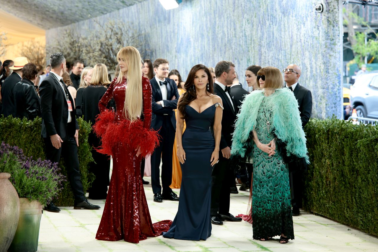<p>С ролева игра в стил &bdquo;Мадам Х&ldquo;: Лорън Санчес смая Met Gala с дръзка рокля и без Джеф Безос</p>