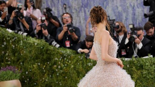 Феерия от стъкло и мехури: Айлийн Гу взриви Met Gala (ГАЛЕРИЯ)