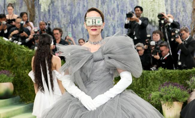 Най-зле облечените звезди на червения килим на Met Gala 2026