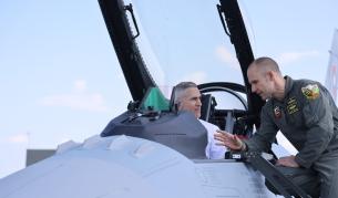 Премиерът Гюров се качи на изтребител F-16