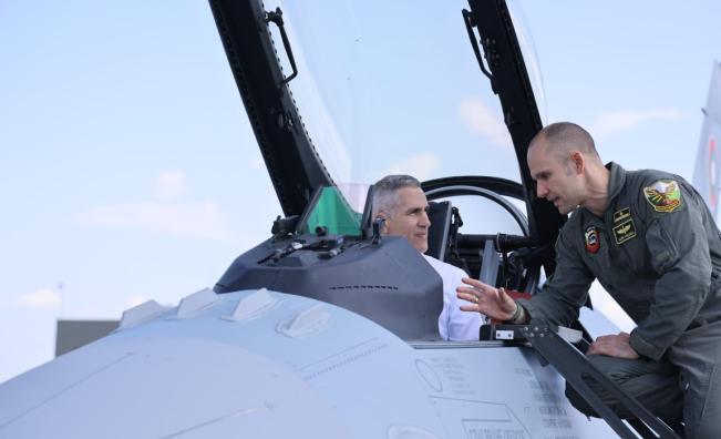 Премиерът Гюров се качи на изтребител F-16