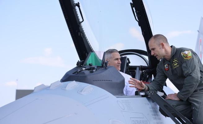Премиерът Гюров се качи на изтребител F-16