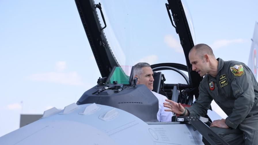 Премиерът Гюров се качи на изтребител F-16