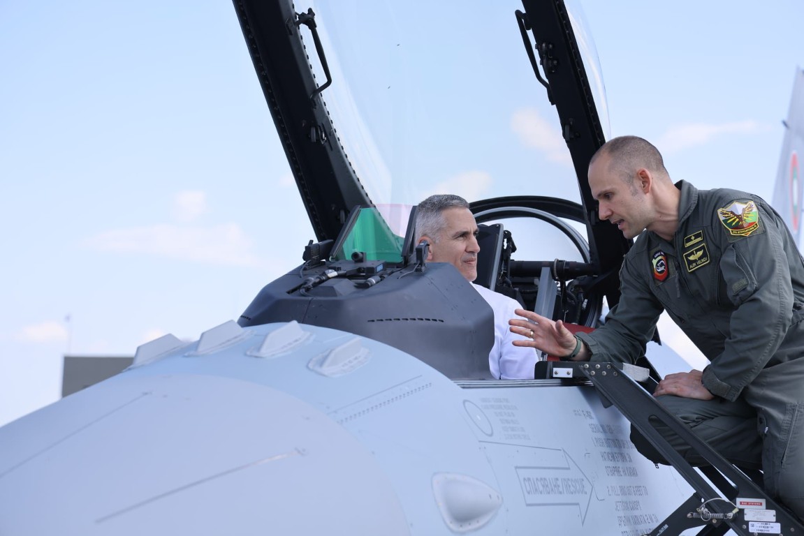 Премиерът Гюров се качи на изтребител F-16
