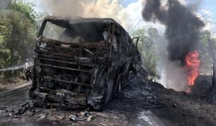 Автобус се сблъска челно с цистерна с гориво в Индонезия, най-малко 16 са загинали