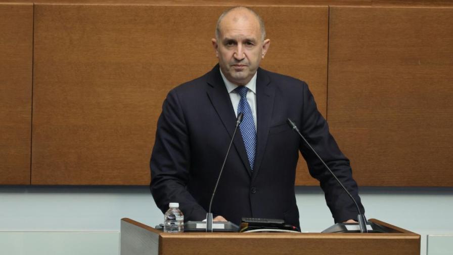 <p>Бюджет 2027: Радев преговаря с ЕК за заплатите, пенсиите и социалните плащания</p>