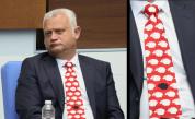 Емил Дечев „открадна шоуто“ в парламента с нестандартен детайл в облеклото