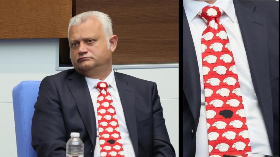 Емил Дечев „открадна шоуто“ в парламента с нестандартен детайл в облеклото