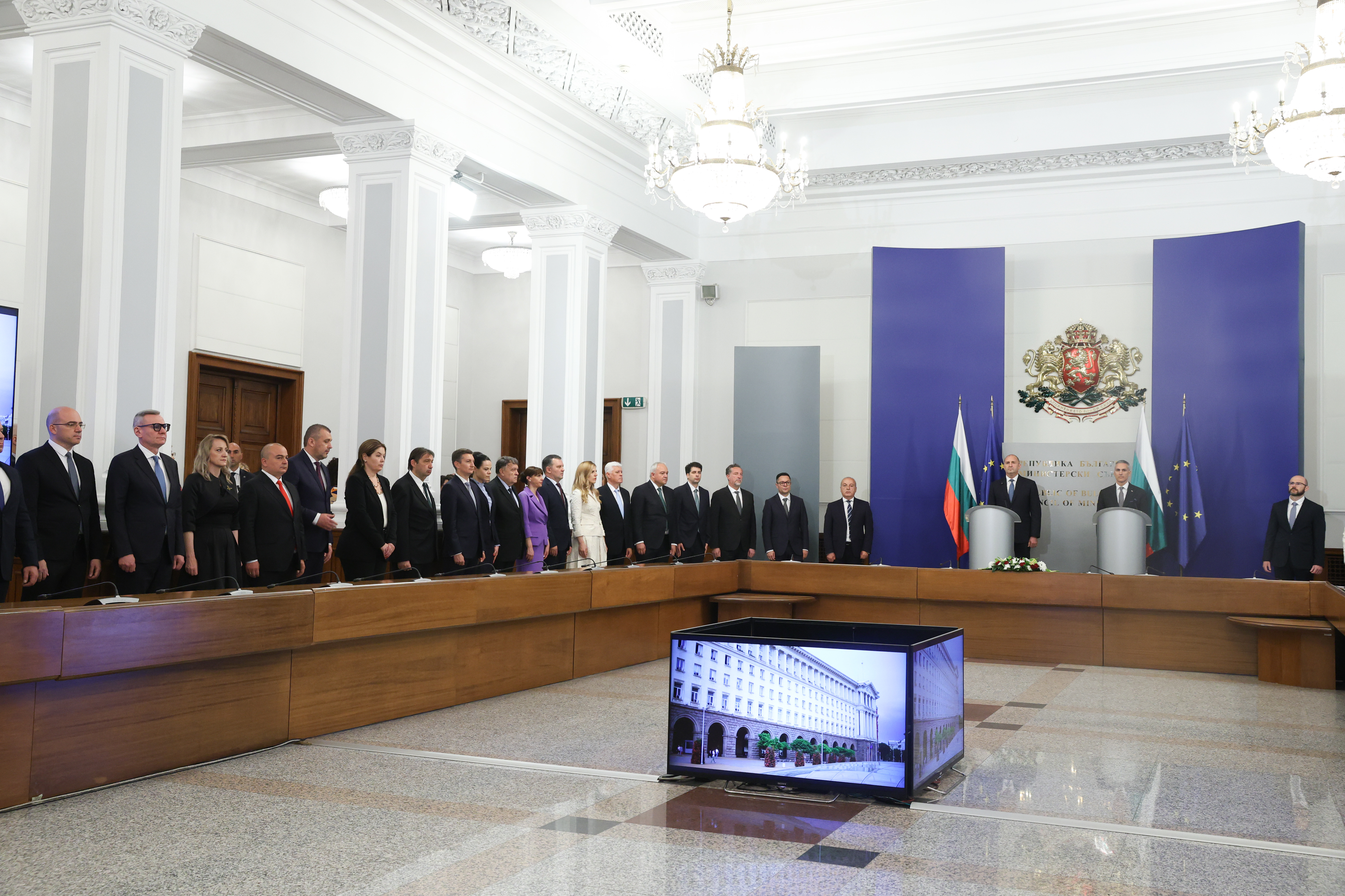 <p>Официална церемония по предаване и приемане на властта се провежда в Гранитната зала на Министерския съвет, след като членовете на новия кабинет положиха клетва в Народното събрание.</p>