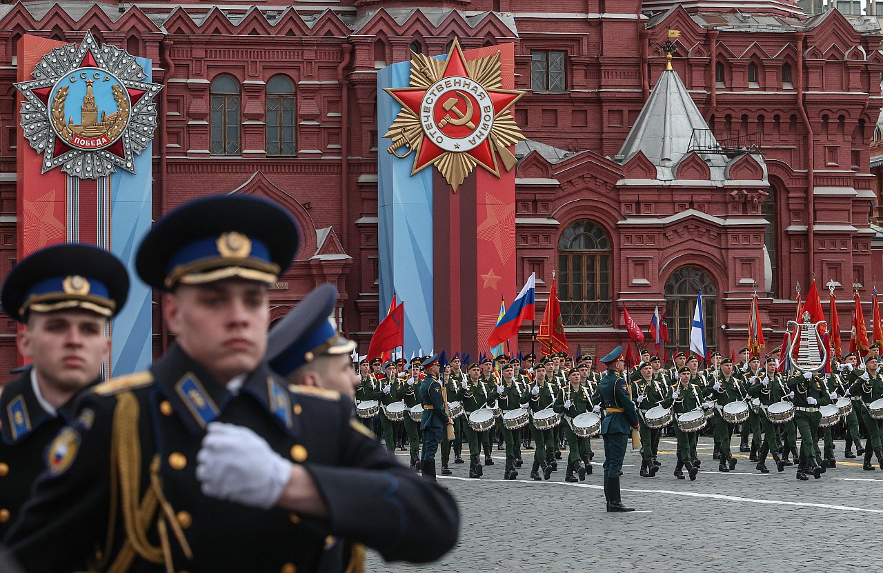 <p>Тази година, за първи път от близо две десетилетия, парадът в Москва се проведе без танкове, ракети и други тежки оръжия, с изключение на традиционния прелет на бойни самолети. Съветският съюз загуби 27 милиона души през 1941-45 г. в това, което нарича Великата отечествена война.</p>