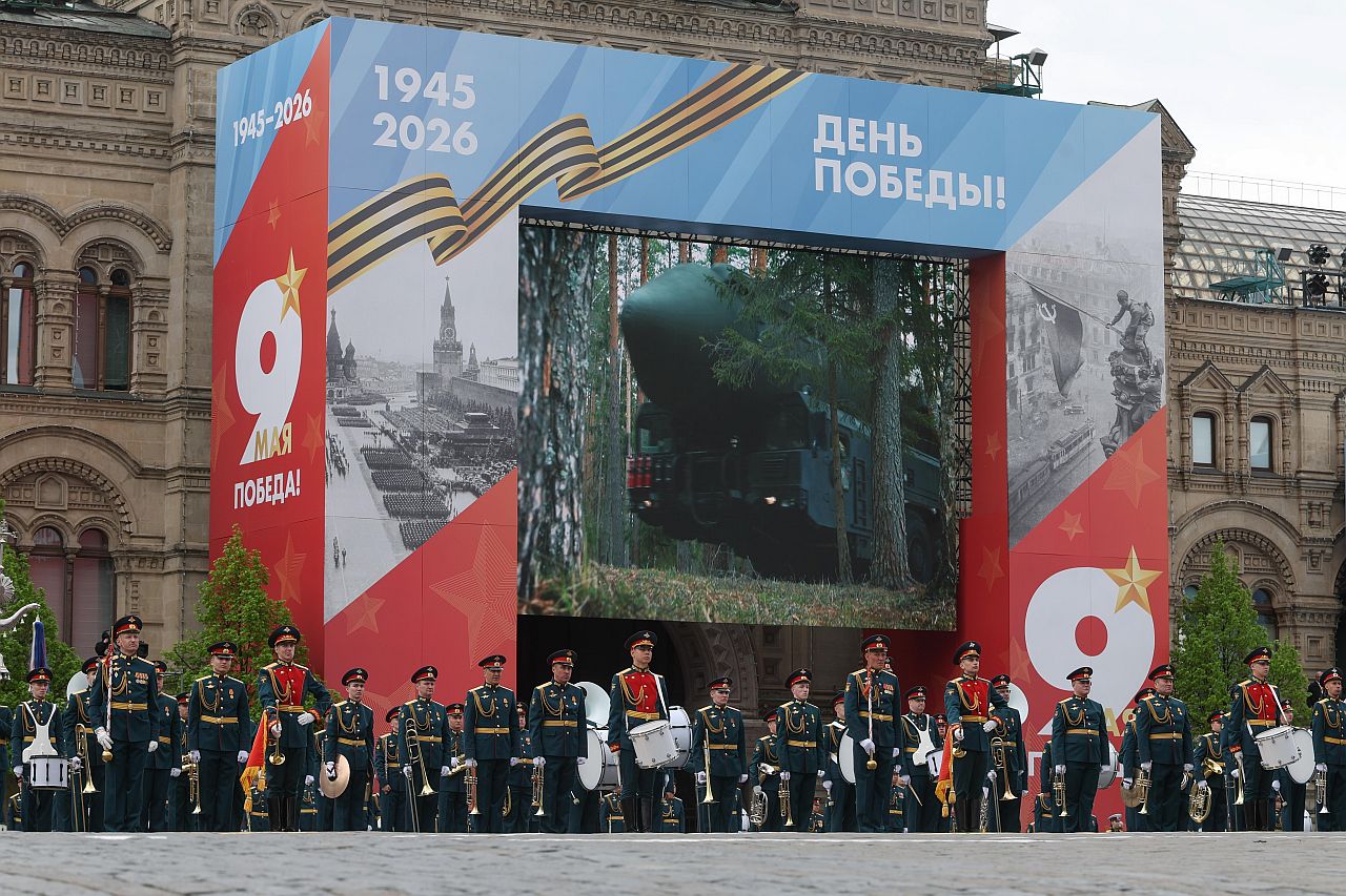 <p>Тази година, за първи път от близо две десетилетия, парадът в Москва се проведе без танкове, ракети и други тежки оръжия, с изключение на традиционния прелет на бойни самолети. Съветският съюз загуби 27 милиона души през 1941-45 г. в това, което нарича Великата отечествена война.</p>