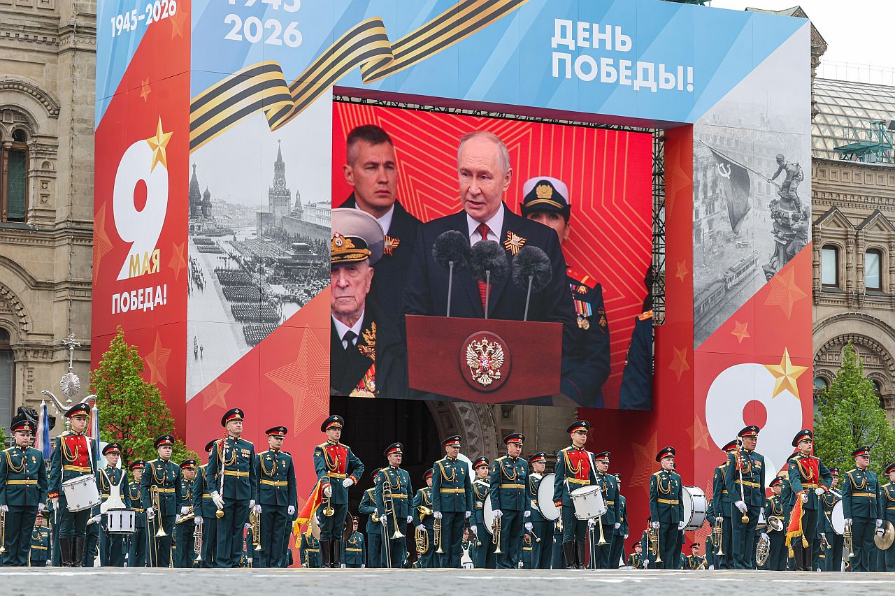 <p>Тази година, за първи път от близо две десетилетия, парадът в Москва се проведе без танкове, ракети и други тежки оръжия, с изключение на традиционния прелет на бойни самолети. Съветският съюз загуби 27 милиона души през 1941-45 г. в това, което нарича Великата отечествена война.</p>