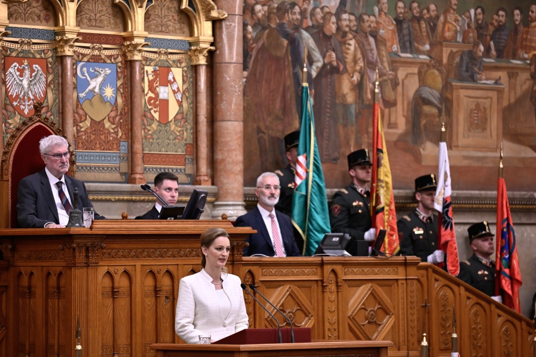 <p>Дясноцентристкият лидер Петер Мадяр положи клетва като премиер на Унгария днес, предаде Ройтерс. Той дойде на власт с обещания за промяна след години на икономическа стагнация и обтегнати отношения с ключови съюзници при предшественика му Виктор Орбан, който управлява страната през последните 16 години.</p>