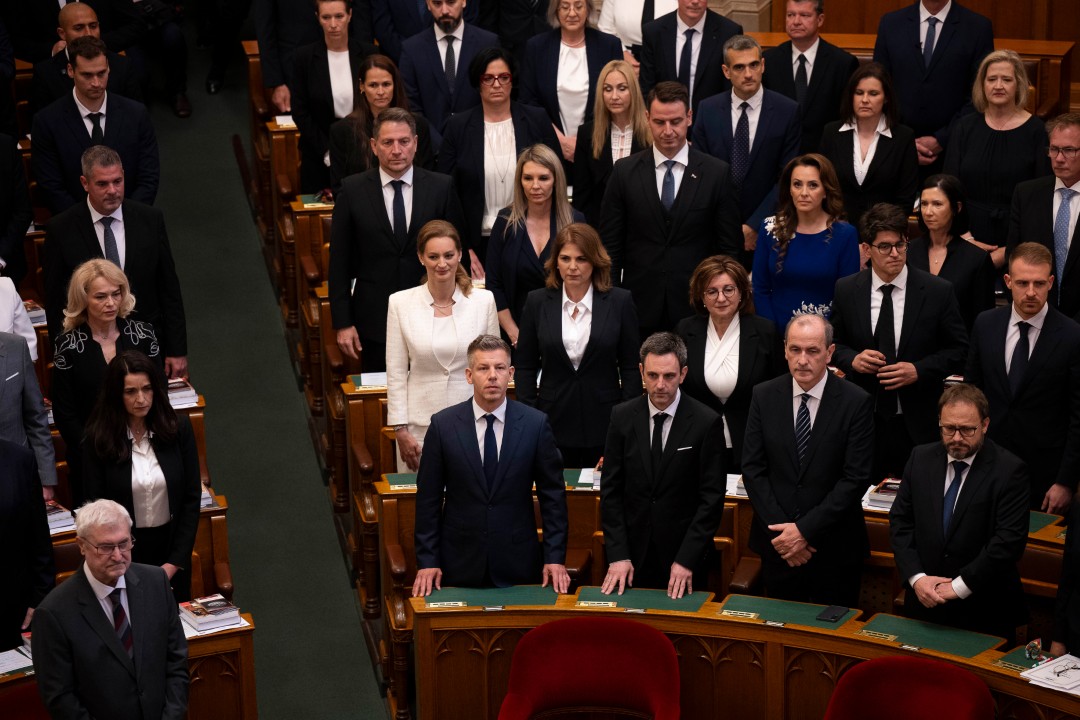 <p>Дясноцентристкият лидер Петер Мадяр положи клетва като премиер на Унгария днес, предаде Ройтерс. Той дойде на власт с обещания за промяна след години на икономическа стагнация и обтегнати отношения с ключови съюзници при предшественика му Виктор Орбан, който управлява страната през последните 16 години.</p>