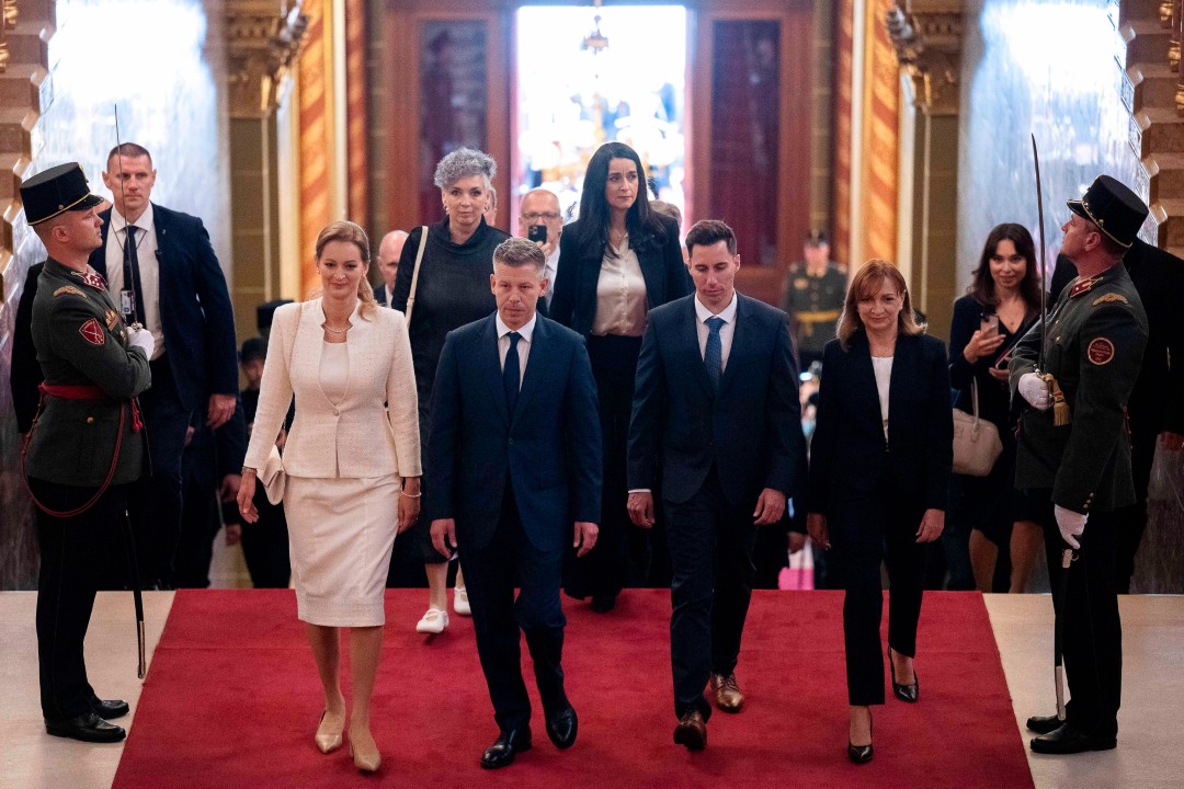 <p>Дясноцентристкият лидер Петер Мадяр положи клетва като премиер на Унгария днес, предаде Ройтерс. Той дойде на власт с обещания за промяна след години на икономическа стагнация и обтегнати отношения с ключови съюзници при предшественика му Виктор Орбан, който управлява страната през последните 16 години.</p>