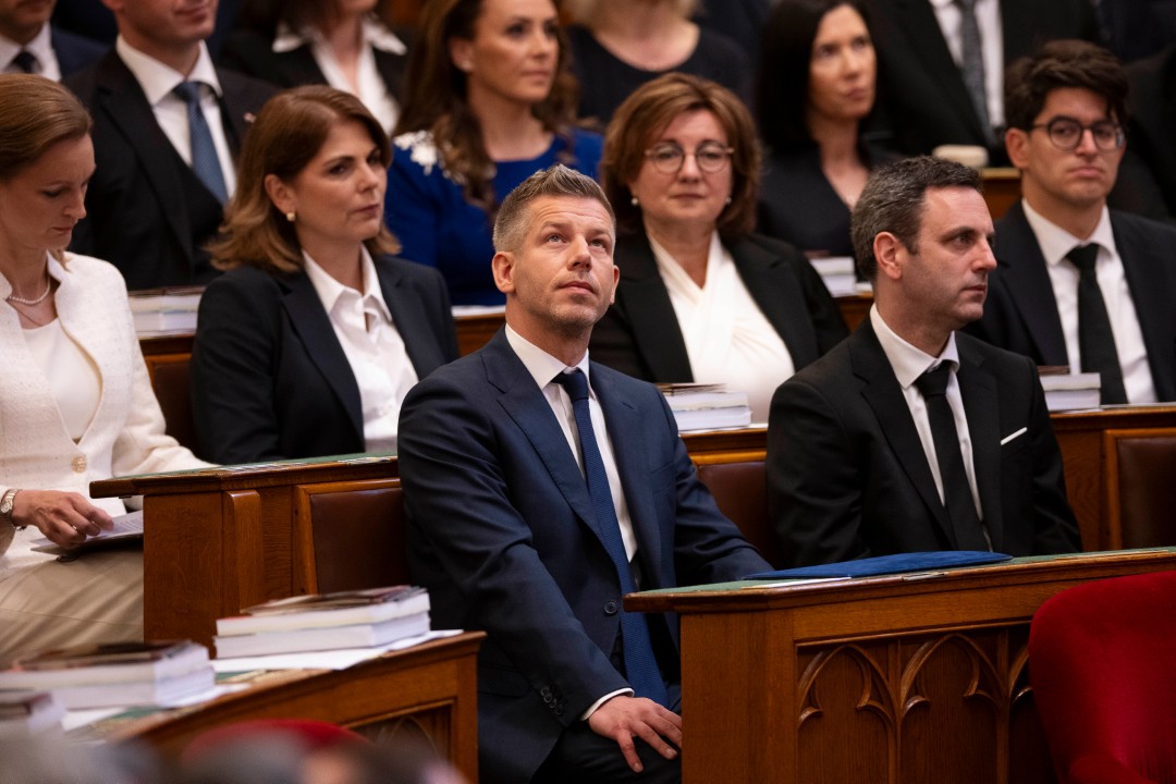 <p>Дясноцентристкият лидер Петер Мадяр положи клетва като премиер на Унгария днес, предаде Ройтерс. Той дойде на власт с обещания за промяна след години на икономическа стагнация и обтегнати отношения с ключови съюзници при предшественика му Виктор Орбан, който управлява страната през последните 16 години.</p>