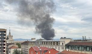Пламъци, дим над центъра и извънредни мерки: Всичко за пожара, който затвори район в София