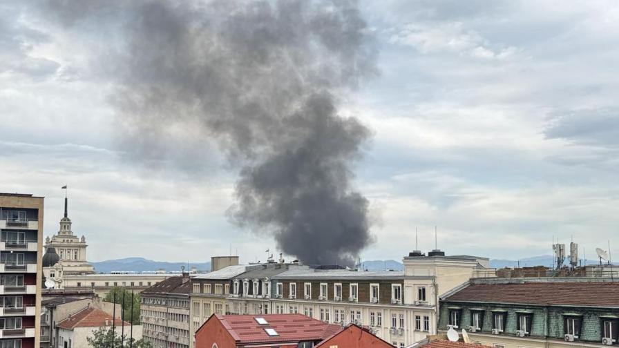 Голям пожар в София: Гори изоставена сграда в 