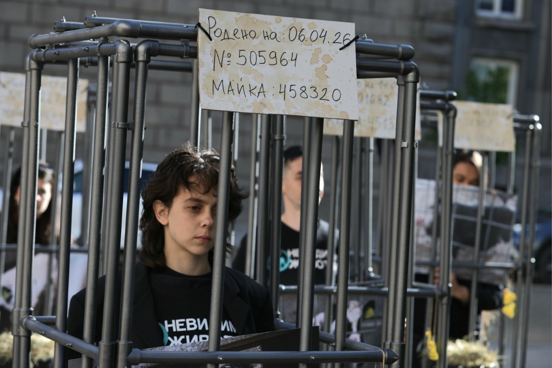 <p>Пред сградата на Народното събрание се провежда протест срещу отглеждането на телета в клетки.</p>