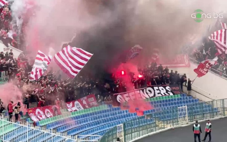 Феновете на ЦСКА показаха подкрепа в дербито с Левски (видео)
