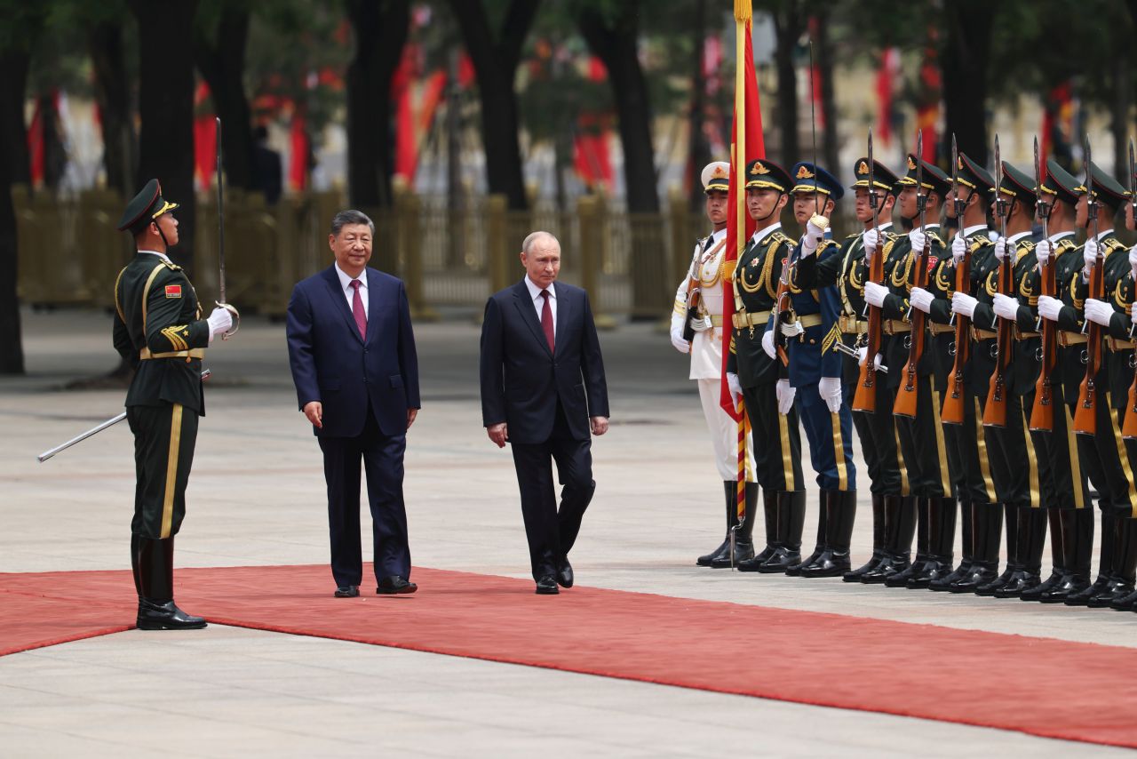 <p>Президентът на Русия Владимир Путин пристигна на официално посещение в Пекин и беше посрещнат лично от китайския президент Си Дзинпин. Си посрещна своя гост на площада, където беше строена почетна гвардия. Путин пристигна със своя автомобил &bdquo;Аурус&ldquo;.</p>