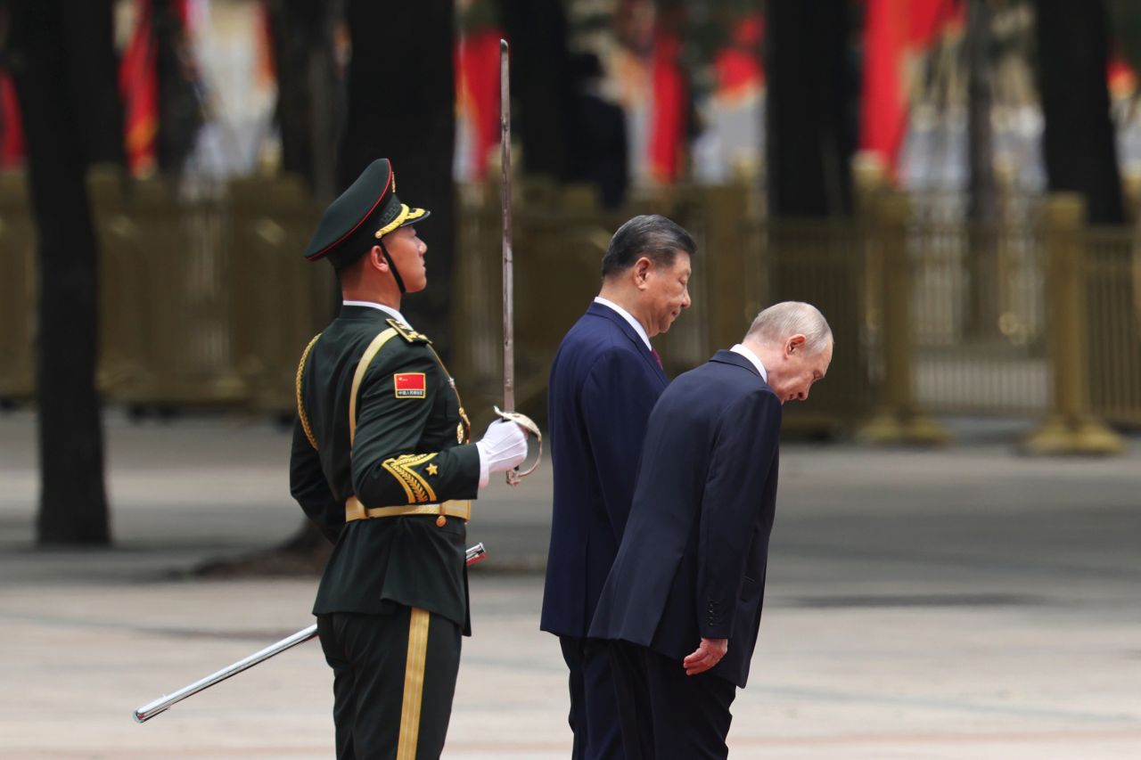 <p>Президентът на Русия Владимир Путин пристигна на официално посещение в Пекин и беше посрещнат лично от китайския президент Си Дзинпин. Си посрещна своя гост на площада, където беше строена почетна гвардия. Путин пристигна със своя автомобил &bdquo;Аурус&ldquo;.</p>