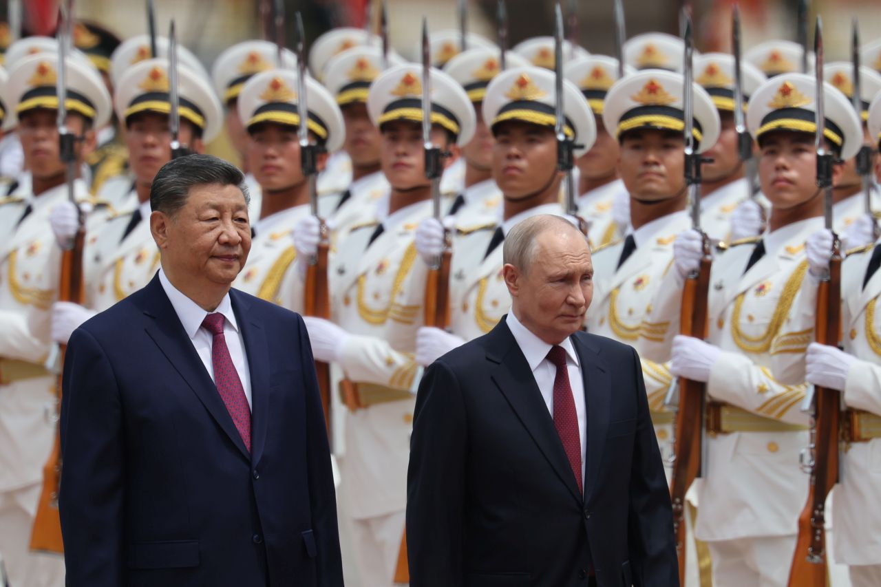 <p>Президентът на Русия Владимир Путин пристигна на официално посещение в Пекин и беше посрещнат лично от китайския президент Си Дзинпин. Си посрещна своя гост на площада, където беше строена почетна гвардия. Путин пристигна със своя автомобил &bdquo;Аурус&ldquo;.</p>