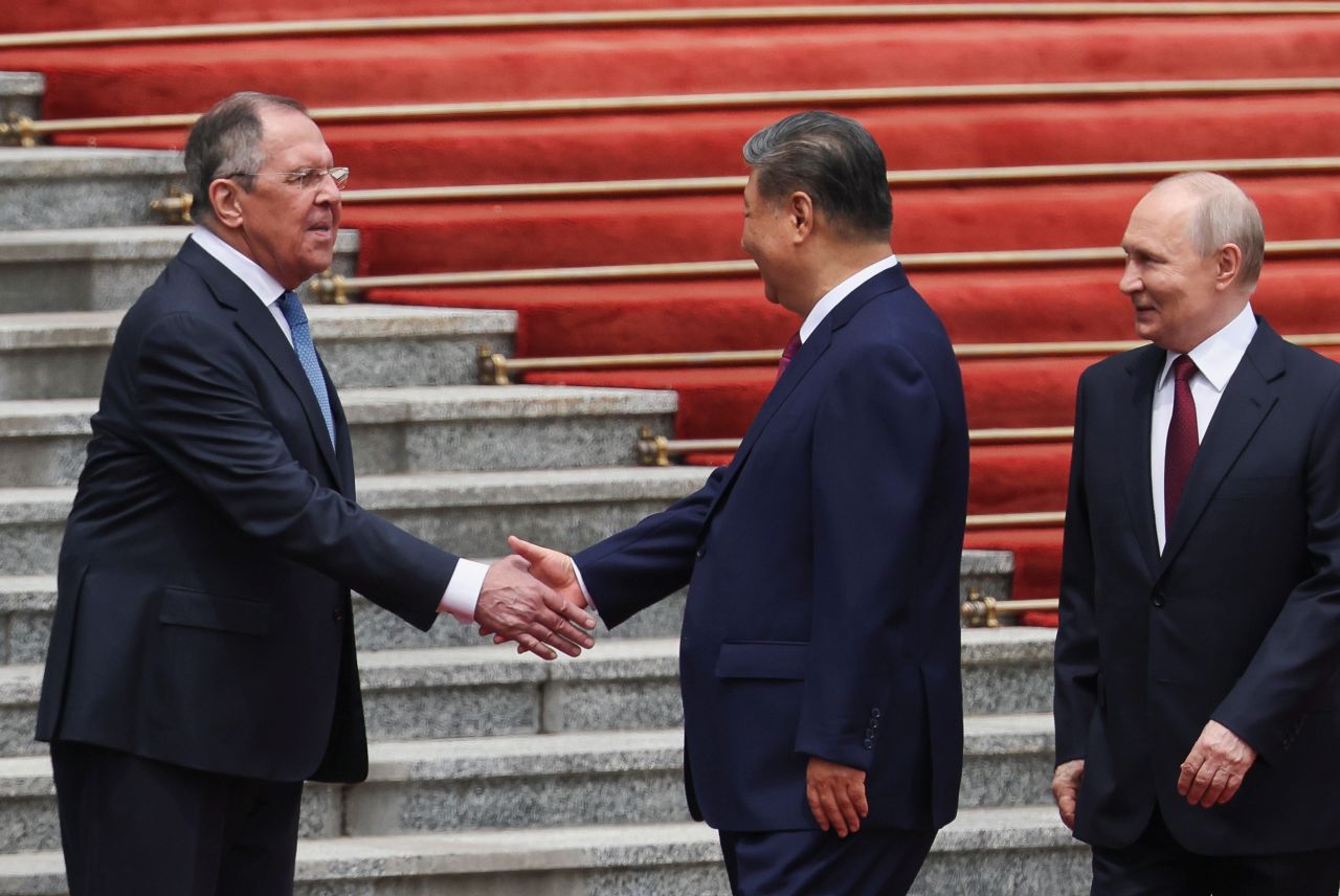 <p>Президентът на Русия Владимир Путин пристигна на официално посещение в Пекин и беше посрещнат лично от китайския президент Си Дзинпин. Си посрещна своя гост на площада, където беше строена почетна гвардия. Путин пристигна със своя автомобил &bdquo;Аурус&ldquo;.</p>