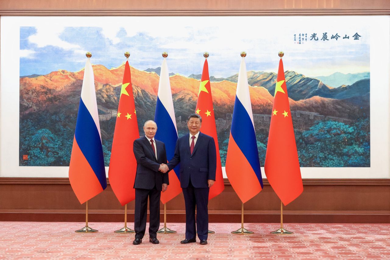 <p>Президентът на Русия Владимир Путин пристигна на официално посещение в Пекин и беше посрещнат лично от китайския президент Си Дзинпин. Си посрещна своя гост на площада, където беше строена почетна гвардия. Путин пристигна със своя автомобил &bdquo;Аурус&ldquo;.</p>