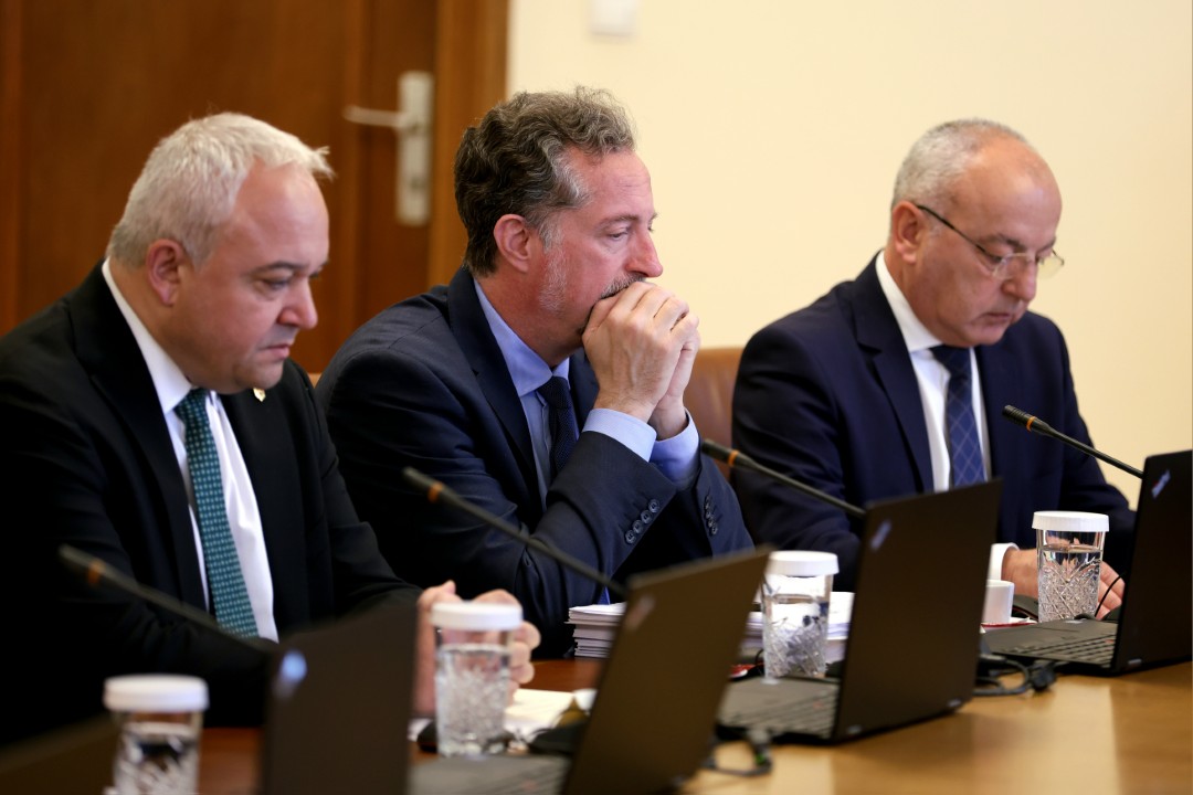 <p>Както вече обявихме, започваме административна реформа с две ясни цели &ndash; повишаване на ефективността и свиване на разходите. Искам ясно да заявя, че няма да има масови уволнения, които водят до загуба на административен капацитет и до правни рискове. Това заяви премиерът Румен Радев в началото на днешното правителствено заседание.</p>