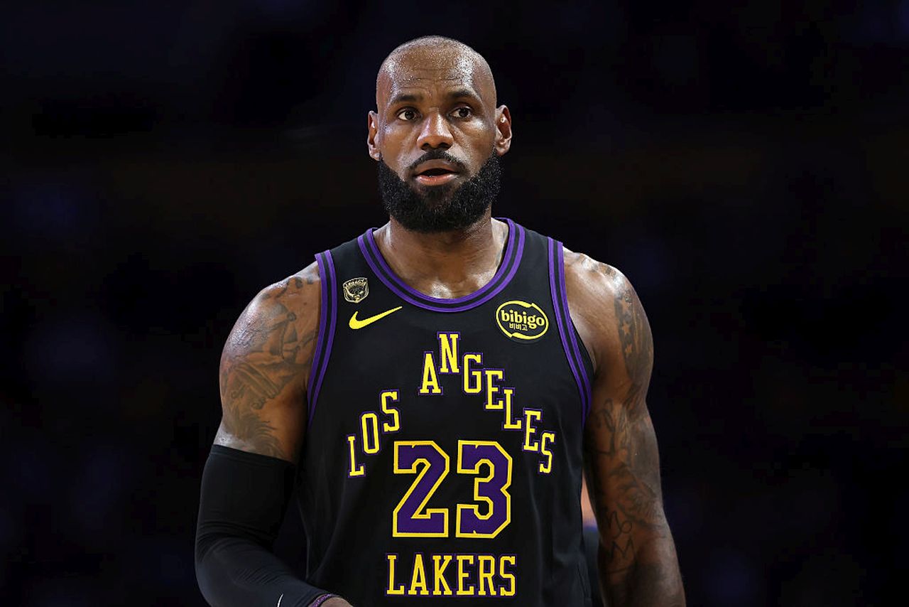 <p><strong>10. Леброн Джеймс (LeBron James)</strong></p>

<p>Нетно състояние: $1.4 милиарда</p>

<p>Майка: Глория Джеймс (Gloria James)</p>

<p>Източник на богатство: Баскетбол</p>