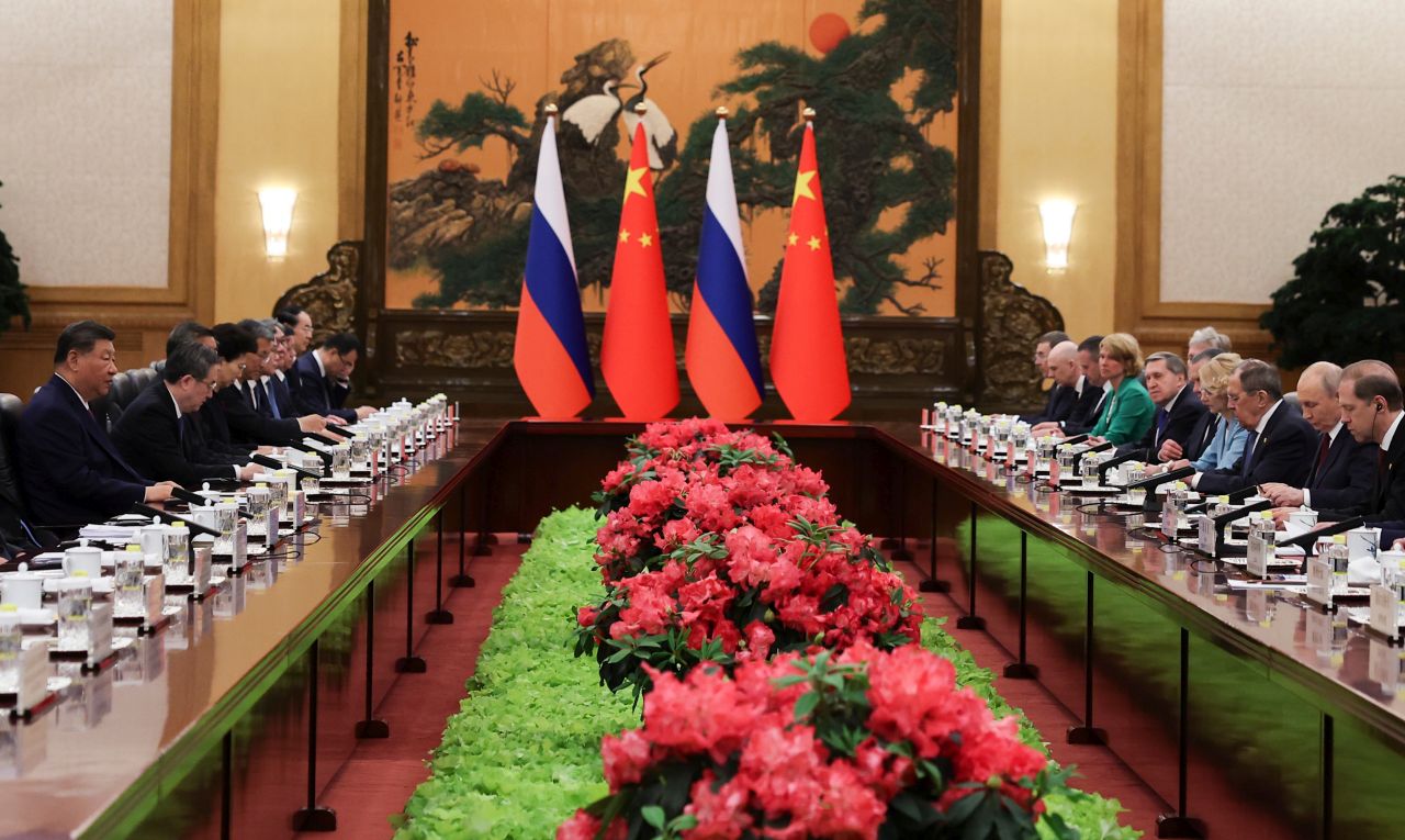 <p>Президентът на Русия Владимир Путин пристигна на официално посещение в Пекин и беше посрещнат лично от китайския президент Си Дзинпин. Си посрещна своя гост на площада, където беше строена почетна гвардия. Путин пристигна със своя автомобил &bdquo;Аурус&ldquo;.</p>