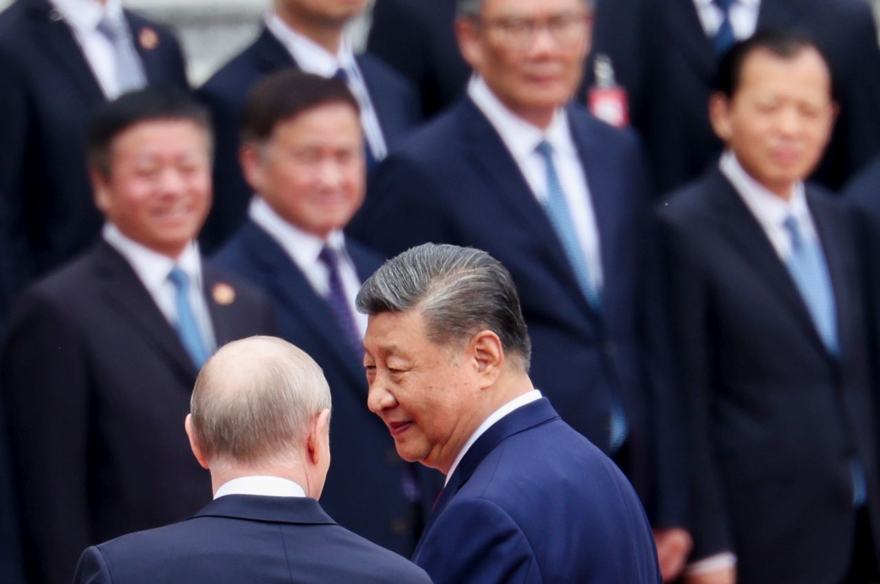 <p>Президентът на Русия Владимир Путин пристигна на официално посещение в Пекин и беше посрещнат лично от китайския президент Си Дзинпин. Си посрещна своя гост на площада, където беше строена почетна гвардия. Путин пристигна със своя автомобил &bdquo;Аурус&ldquo;.</p>