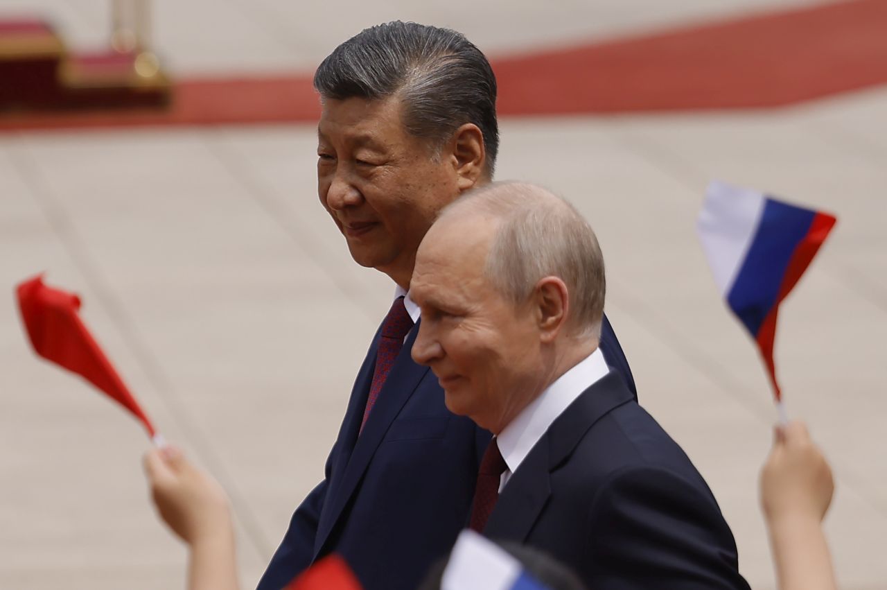 <p>Президентът на Русия Владимир Путин пристигна на официално посещение в Пекин и беше посрещнат лично от китайския президент Си Дзинпин. Си посрещна своя гост на площада, където беше строена почетна гвардия. Путин пристигна със своя автомобил &bdquo;Аурус&ldquo;.</p>