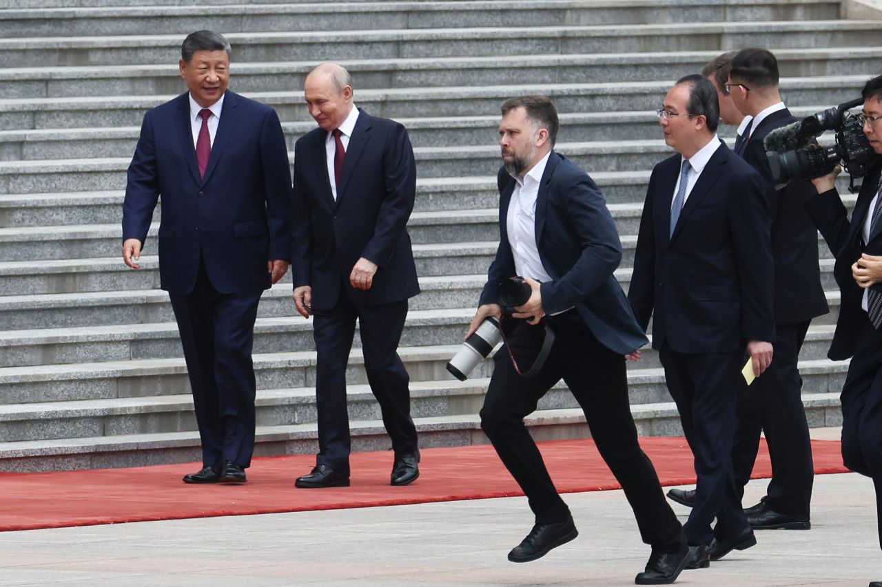 <p>Президентът на Русия Владимир Путин пристигна на официално посещение в Пекин и беше посрещнат лично от китайския президент Си Дзинпин. Си посрещна своя гост на площада, където беше строена почетна гвардия. Путин пристигна със своя автомобил &bdquo;Аурус&ldquo;.</p>
