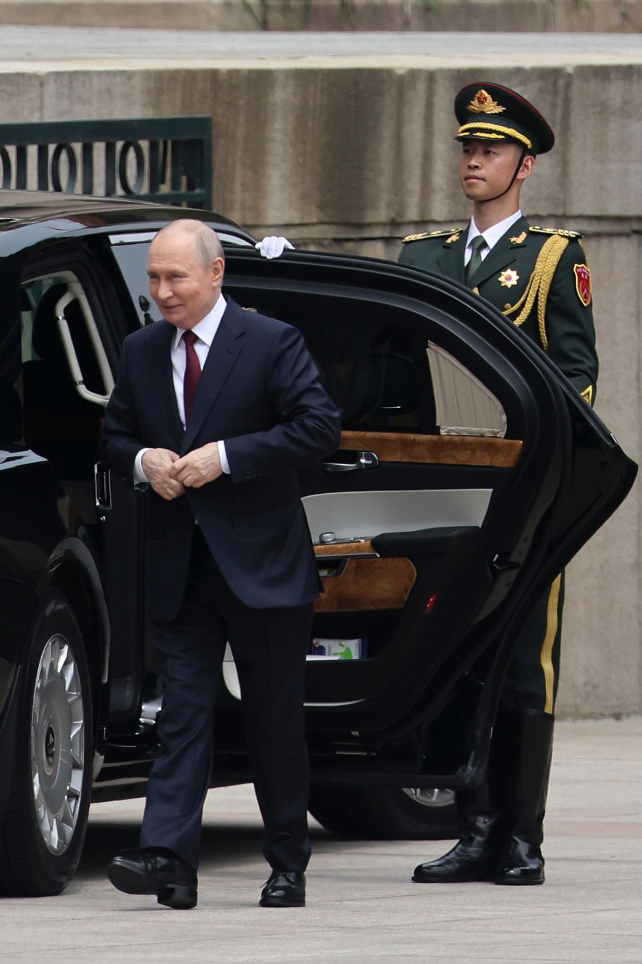 <p>Президентът на Русия Владимир Путин пристигна на официално посещение в Пекин и беше посрещнат лично от китайския президент Си Дзинпин. Си посрещна своя гост на площада, където беше строена почетна гвардия. Путин пристигна със своя автомобил &bdquo;Аурус&ldquo;.</p>
