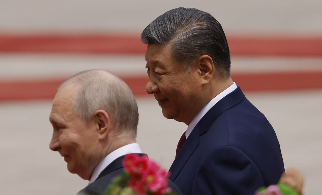 <p>Президентът на Русия Владимир Путин пристигна на официално посещение в Пекин и беше посрещнат лично от китайския президент Си Дзинпин. Си посрещна своя гост на площада, където беше строена почетна гвардия. Путин пристигна със своя автомобил &bdquo;Аурус&ldquo;.</p>